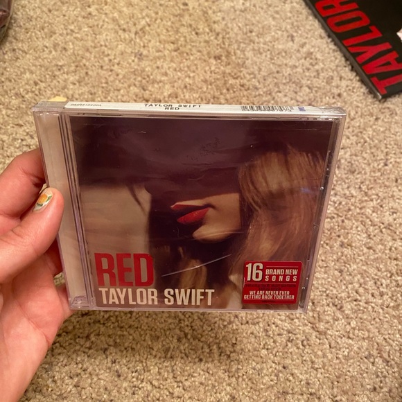 Taylor Swift Red Bundle - Picture 4 of 5